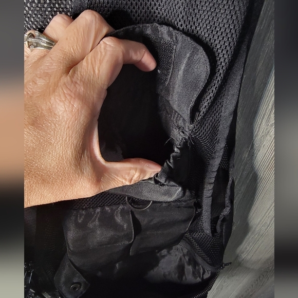 Black Outdoor Utility Vest - Picture 4 of 9